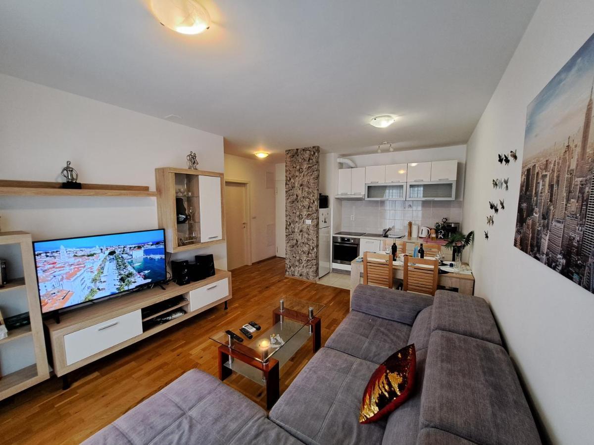 Mariposa: Balcony Apartment with Parking Near Split's Largest Mall Exterior photo
